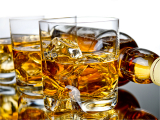 Bebidas destiladas, como o uísque, possuem maior teor alcoólico